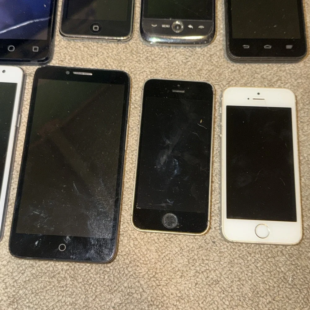 Lot Of 21 Cell Phones/Pads For Parts Only (Apple, Samsung, Motorola,LG) READ